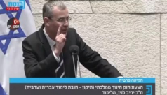  فيديو: الكرسي أهم من اللغة العربية يا عباس ...؟!